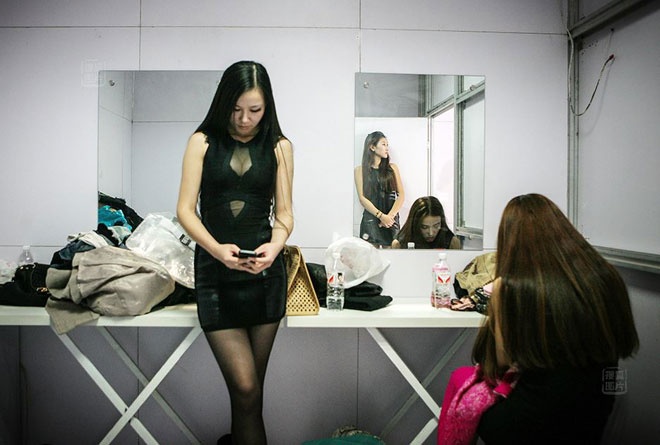 Theo chân những người mẫu ô tô như Du Yifei, Li Jingning, Kexin hay Wang Ke, độc giả sẽ thấy một thế giới khác của nghề mẫu. Cuộc sống phía sau ánh đèn sàn diễn của họ không tràn ngập son phấn, trang phục đẹp và kẻ đưa người đón, mà thường là quá trình kiếm sống cô độc, tự thân vươn lên khỏi cuộc đào thải khốc liệt của nghề.