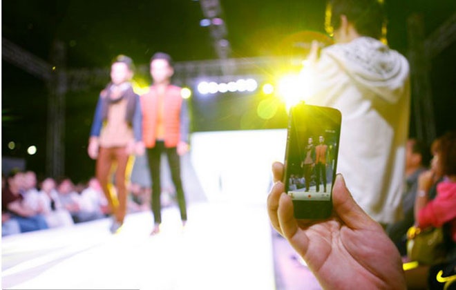 Ở mỗi show diễn, khán giả luôn chào đón họ với sự náo nức lạ thường, vì các cặp mẫu sinh đôi vẫn còn khá hiếm ở thành phố này.