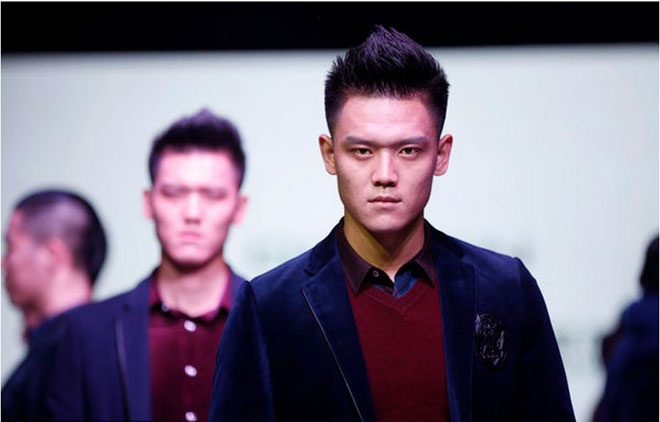 Zhao Jianqiang đứng phía trước và em trai Zhao Jianwei ngay phía sau trên sàn catwalk trong một show diễn tại Hà Nam.
