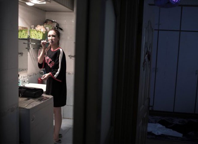 Khác với suy nghĩ phổ biến cho rằng người mẫu ô tô là những chân dài may mắn sống trong các căn hộ hạng sang, được người đưa kẻ rước. Du Yifei, Li Jingning …. cũng như nhiều mẫu ô tô khác thường ở tạm trong những căn phòng trọ nhỏ tồi tàn để tiết kiệm tối đa chi phí sinh hoạt.