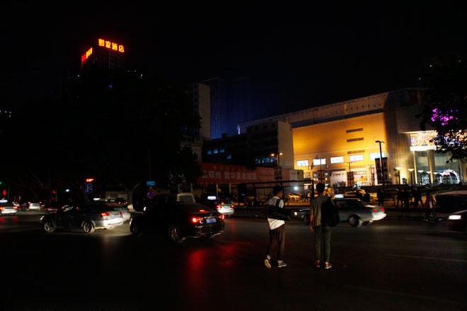 Theo bảng giá của Ban tổ chức Tuần lễ thời trang quốc tế Trung Quốc, giá 1 buổi trình diễn của người mẫu hạng A của nước này chỉ khoảng 6.000 tệ (20 triệu đồng), hạng B chỉ còn 3.000 tệ (10 triệu đồng) bao gồm cả chi phí công ty quản lý và ông bầu. Chính vì vậy, số tiền đến tay người mẫu sẽ còn thấp hơn nữa, và điều này cũng không ngoại lệ với 2 anh em họ Zhao. Do đó, để tiết kiệm chi phí, cả hai thuê một khách sạn giá rẻ gần nhà ga xe lửa để kịp bắt tàu đến các tỉnh lân cận vào sáng sớm cho các show diễn ở xa.