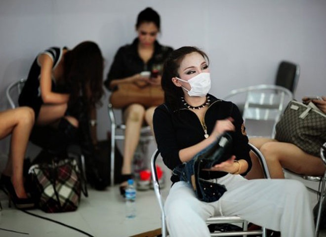 Chờ đợi tại nơi biểu diễn là khoảng thời gian dài mệt mỏi của nhiều người mẫu ô tô. Du Yifei phải mang khẩu trang để tránh các hóa chất trang điểm mà những người mẫu khác thường sử dụng trong phòng thay đồ.