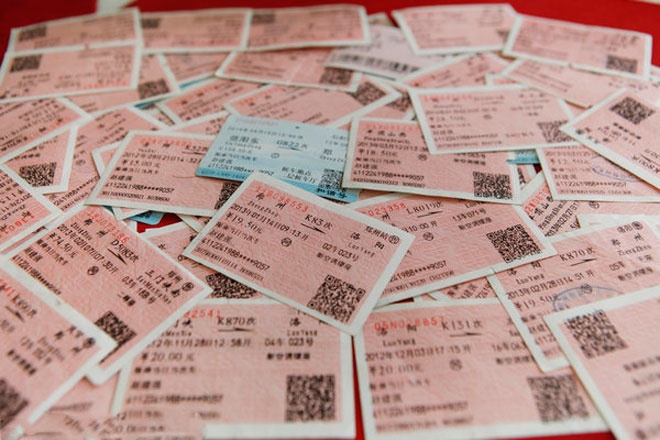 Zhao Jianqiang và Zhao Jianwei luôn phải dùng xe lửa và các phương tiện công cộng khác thay cho taxi như nhiều người hâm mộ nhầm tưởng. Các hóa đơn xe lửa chất đầy trong phòng trọ của hai anh em thể hiện những chuyến lưu diễn không ngơi nghỉ của họ.