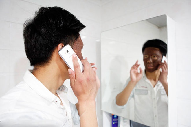 Và dù đã là người mẫu có tiếng tại Hà Nam, cả Zhao Jianqiang lẫn Zhao Jianwei vẫn phải kiếm thêm các nghề khác để tăng thu nhập. Vì một trong những việc làm thêm của Zhao Jianwei là bán hàng cho công ty bất động sản, nên hình ảnh vừa chăm sóc da vừa chăm sóc khách hàng là một hoạt động thường ngày của người mẫu này.