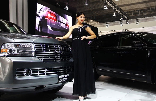 Sau thời gian diễn tập ngắn ngủi, sau giờ khai mạc cũng là lúc những người mẫu ô tô như Du Yifei, Li Jingning, Kexin hay Wang Ke bắt đầu với công việc tưởng chừng thú vị nhưng lại rất mệt mỏi của mình.