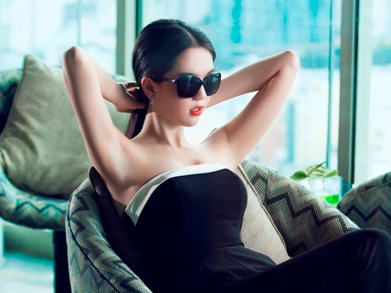 Ngoc Trinh sexy khoe vai tran manh mai hinh anh