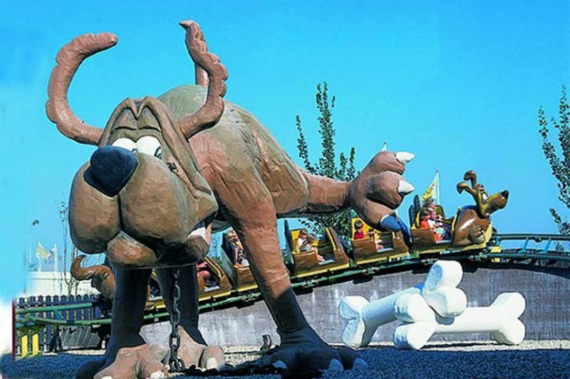 3. Công viên BonBon Land – Đan Mạch: Công viên giải trí này được xây dựng với mục đích đáp ứng nhu cầu của một số em bé rất hứng thú khi được tới thăm nhà máy sản xuất kẹo của Đan Mạch, nơi đây chuyên sản xuất các loại kẹo có hình thù và tên gọi kỳ lạ, hài hước. Do phải hạn chế người tham quan tại nhà máy nên ông Michael Spangsberg quyết định mở ra công viên dành riêng cho trẻ em này. Công viên được thiết kế và trang trí với những hình ảnh vui nhộn, như bức tượng động vật đi tiểu, đại tiện,… Chính bởi sự kỳ lạ của nó, BonBon Land đã trở thành điểu du lịch nổi tiếng thu hút hàng nghìn du khách, đặc biệt ở châu Âu mỗi năm.