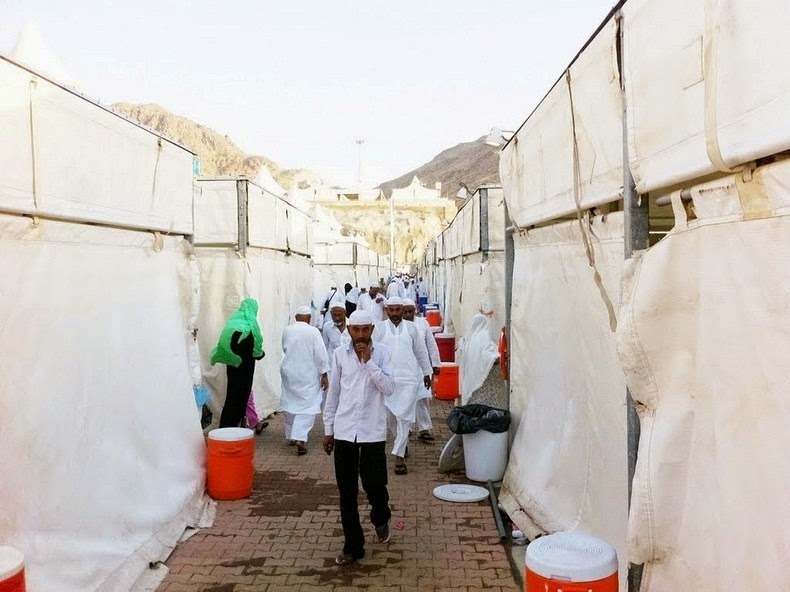 Mỗi lều đều được mã hóa bằng màu sắc theo quốc gia và được đánh số thứ tự và tất cả những người hành hương có nghĩa vụ phải đeo phù hiệu hợp với màu sắc và con số của họ theo như túp lều đã được mã hóa để tránh trường hợp thất lạc.