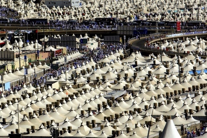 Trong những năm 1990, chính phủ Ả Rập Saud thiết lập những túp lều bông để cho người hành hương giảm bớt đi lượng đồ đạc gánh nặng phải mang theo khi đi hành hương về vùng đất thánh. Nhưng tai nạn ập đến thành phố, khi trận hỏa hoạn lớn quét qua thành phố vào năm 1997 làm chết gần 350 người hành hương. Vì vậy, ngày nay công tác phòng cháy chữa cháy thường trực cũng như thiết bị bảo vệ được xây dựng lên một cách hiện đại trong thành phố. 