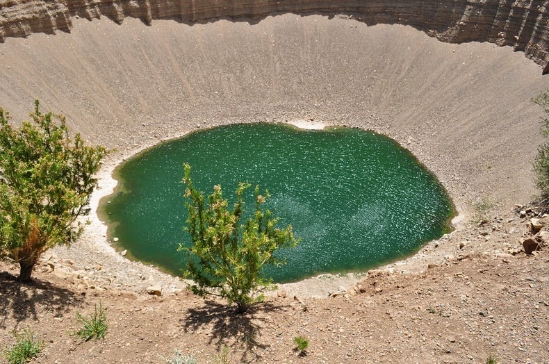 Hai hố này được chia cắt bởi một bức tường đổ nát mỏng manh mà người ta dự đoán rằng trong những tới bức tường chắn sẽ sụp đổ làm cho hai hố này nhập lại thành một. 