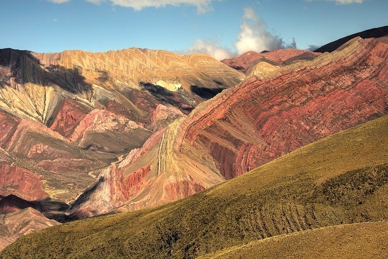 Dãy núi nhiều màu sắc Hornocal còn được gọi với tên khác là “Serranias del Hornocal”,  nằm cách thành phố Humahuaca chỉ 25 km.