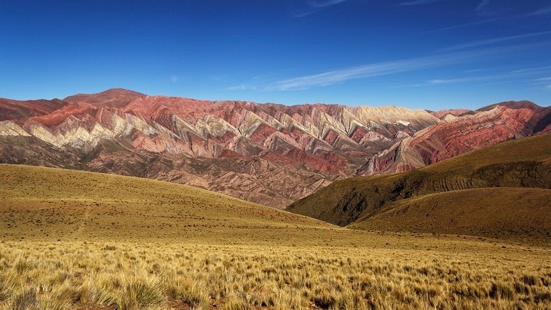 Dãy núi nằm trên một con đường trải nhựa được phân loại tốt, nhưng lại bị khách du lịch bỏ sót trên chuyến hành trình của mình đến thành phố Humahuaca.