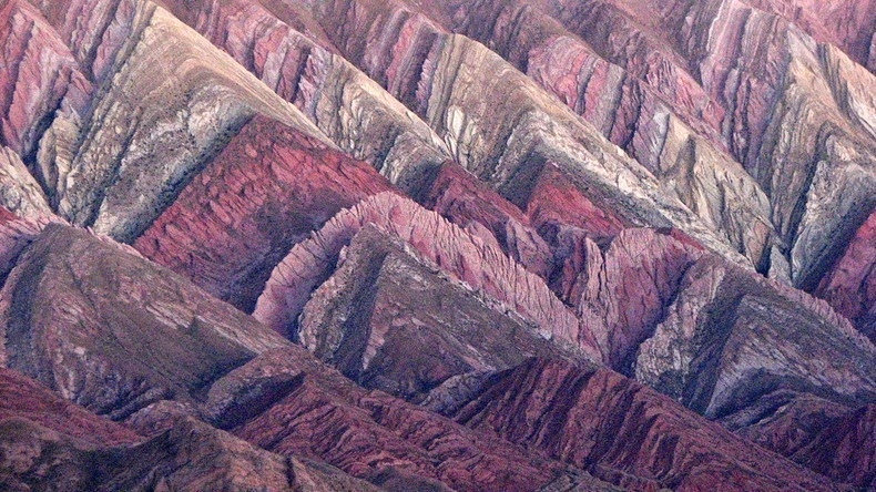 Nhưng du khách có thể dễ dàng viếng thăm dãy núi bằng một chiếc xe ô tô bốn chỗ thông thường. 