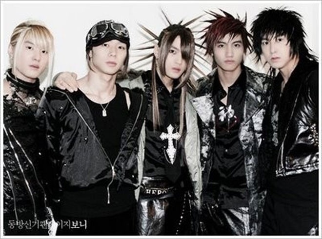 Trong lần quảng bá album đầu tay Triangle, nhóm TVXQ từng buộc khán giả phải liên tưởng đến những nhân vật truyện tranh Nhật Bản với các kiểu tóc rất “khó đỡ” như thế này.