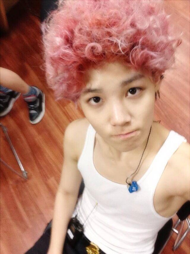 Kiểu tóc xù mì màu hồng của Zelo không khác cây kem dâu ngọt ngào là mấy.
