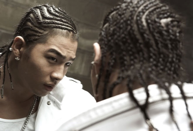 Cùng với D-Dragon, Teayang, thành viên khác của BIG BANG, cũng có lúc khiến người hâm mộ “té ngửa” khi xuất hiện với kiểu tóc quái chiêu.