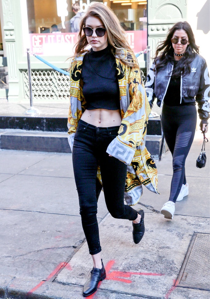 Gigi Hadid mặc crop top ảnh 2 Gigi Hadid mac crop top anh 2
