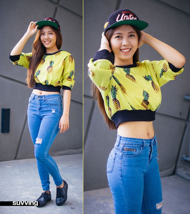 Nếu cô bạn phía trên nữ tính, quyến rũ với áo pull crop – top kết hợp váy sọc đen trắng cùng tông, thì cô nàng này lại khiến người qua lại phải trầm trồ trước kiểu áo crop – top họa tiết quả dứa thật hợp thời trang, phối khéo léo cùng nón lưỡi trai, jeans rách cá tính.