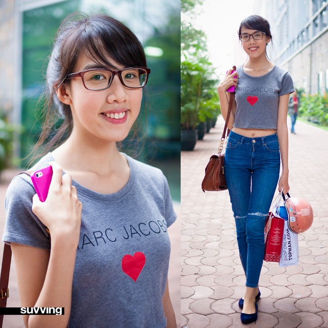 Crop – top rất thích hợp để những cô nàng sở hữu vòng 2 thon gọn khoe khéo nét đẹp của mình. Cô bạn sinh viên trường RMIT chinh phục mọi ánh nhìn bởi cách mix, match trang phục đơn giản nhưng rất thu hút và nổi bật.