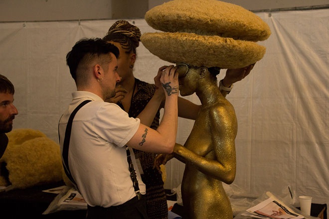 Với những tạo hình công phu như thế này, người mẫu càng phải chịu đựng vất vả hơn.