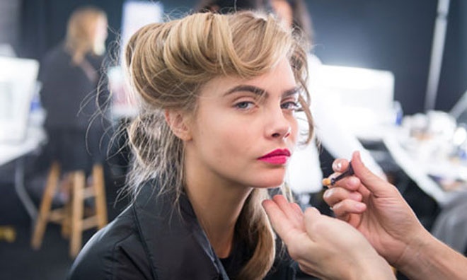 Dù mệt mỏi, vẫn phải luôn ra vẻ duyên dáng, xinh đẹp trước ống kính nhiếp ảnh gia.