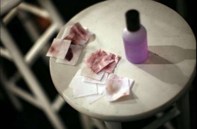 Tiếp xúc thường xuyên với hóa chất nhưng không có thời gian để tẩy trang cẩn thận nên người mẫu thường hay gặp các vấn đề về da, đặc biệt là ở vùng mặt, cổ và phần da đầu.