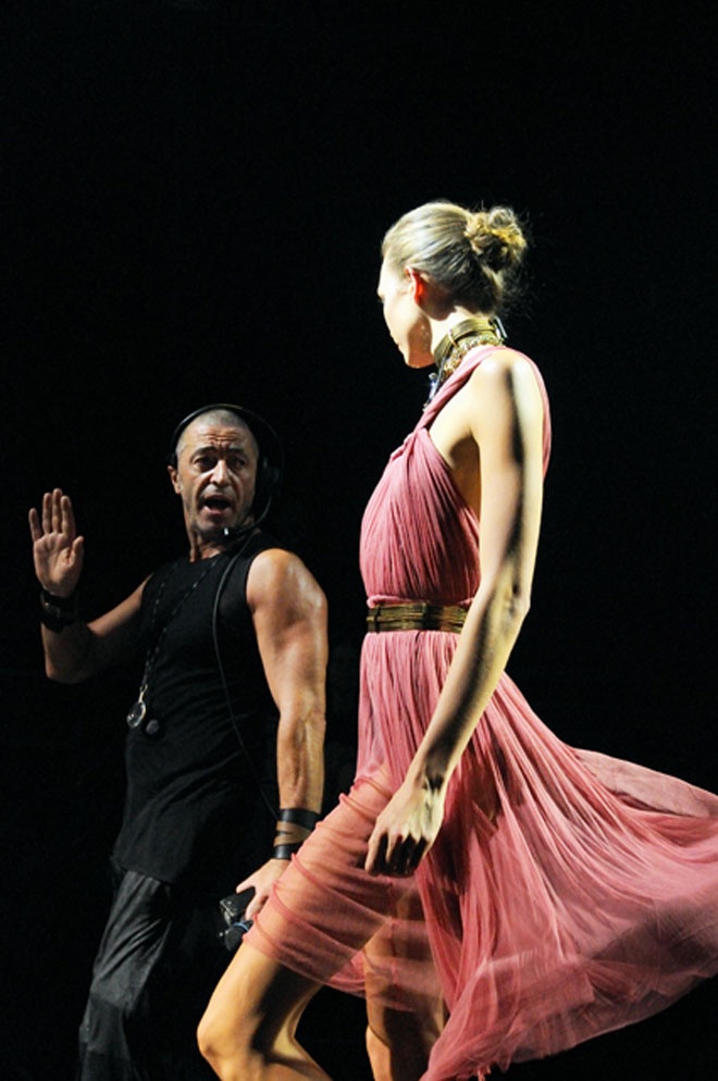 Một người mẫu chăm chú lắng nghe mệnh lệnh từ đạo diễn chương trình.