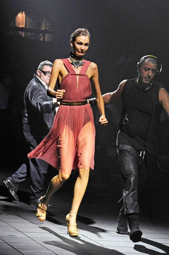 Vội đi như chạy trên đôi giày cao chót vót để theo kịp yêu cầu của đạo diễn.