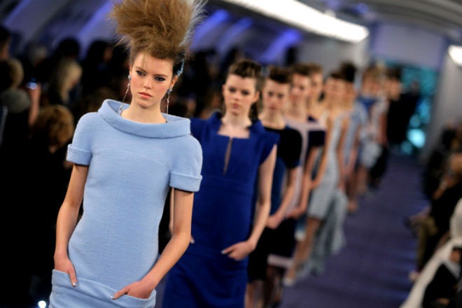 Và sau cùng, khi giờ trình diễn đã đến, bỏ tất cả lo âu, vất vả phía sau lưng, họ lại tỏa sáng trên sàn catwalk với những giây phút “cháy hết mình” cho sự nghiệp mà mình đã chọn.