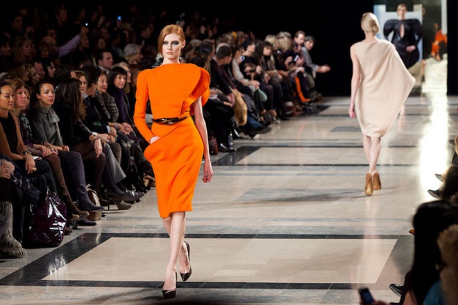 Tuy nhiên, như bất kỳ công việc nào khác, nghề mẫu vẫn có những mặt trái đáng buồn của nó, thậm chí là khốc liệt và đào thải tàn nhẫn nhất nhì làng giải trí. Phía sau những sải chân đầy mê hoặc trên sàn catwalk là thực tế khắc nghiệt của nghề dành cho những chân dài trẻ tuổi.