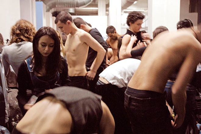 Phô bày thân thể khi thay trang phục trước hàng chục người khác là chuyện không thể tránh khỏi. Vì vậy, phía sau hậu trường không còn chỗ cho sự phân biệt giới tính tồn tại. Trong những show diễn lớn, cả mẫu nam và nữ cũng phải dùng chung 1 phòng thay đồ chật chội, bề bộn.