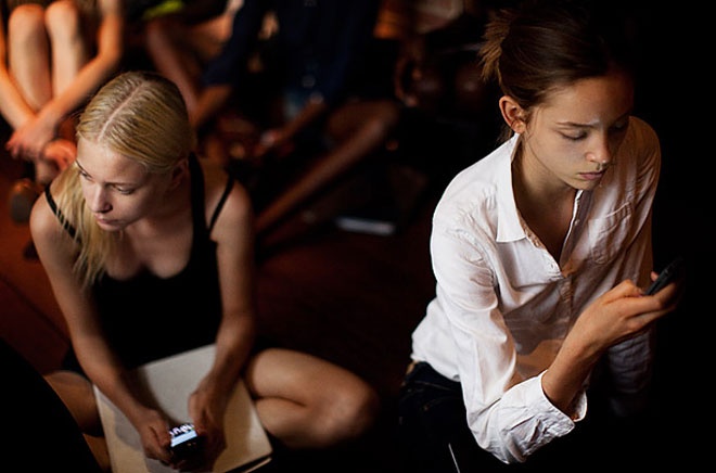 Chờ đợi đến lượt trang điểm, làm tóc … là một trong những nỗi ám ảnh thường xuyên nhất của các chân dài. 