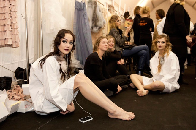 Hoặc ngồi bệt trên sàn để cho đôi chân vốn phải chịu tra tấn hàng giờ trên những đôi giày cao gót được thư giãn, nghỉ ngơi.