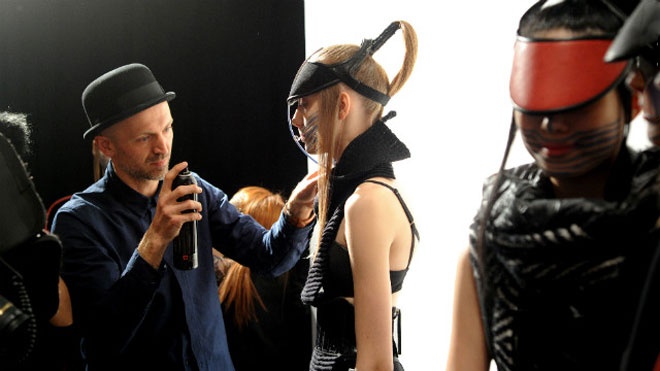 Để có kiểu tóc đẹp thường người mẫu phải trải qua hàng giờ ngồi im lặng và mệt mỏi giữa môi trường ngập ngụa hóa chất chăm sóc, tạo mẫu tóc.