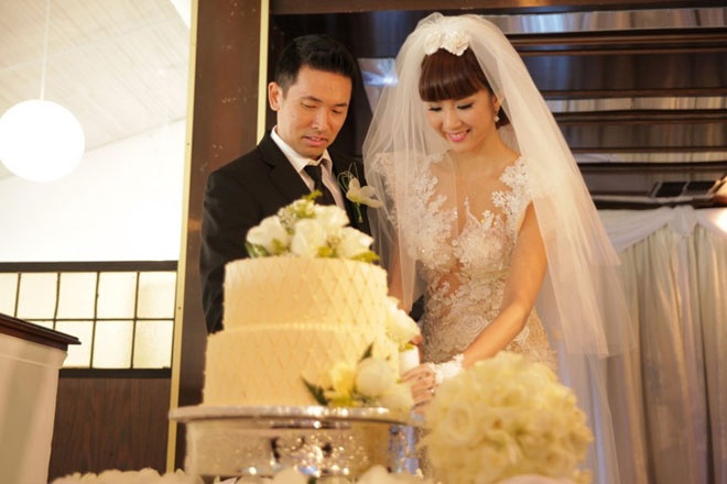 Ngọc Quyên. Siêu mẫu kiêm diễn viên điện ảnh nổi tiếng Vbiz đã quyết định giã từ cuộc sống độc thân vào những ngày cuối tháng 1/2014. Hình ảnh một trong những chân dài đắt giá nhất showbiz Việt lộng lẫy trong những bộ váy cưới sang trọng, thanh lịch đã làm thỏa lòng fan hâm mộ.