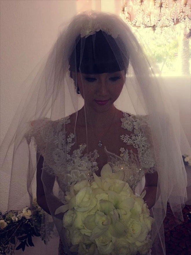 Những khoảng xuyên thấu được kết sắc sảo bằng ren, pha lê, chất liệu vải trong suốt … mang đến vẻ đẹp gợi cảm và quyến rũ cho cô dâu trong ngày cưới.