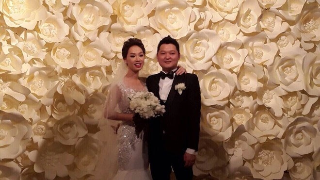 Mẫu váy cưới đầu tiên mà nữ ca sĩ sinh năm 1989 diện trong tiệc thành hôn tối ngày 15/6 là một thiết kế sang trọng của NTK Chung Thanh Phong. 