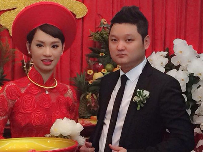 Thành công trong việc chọn váy cưới, nhưng kiểu áo dài mà Trà My Idol chọn mặc trong lễ thành hôn xem ra lại không phù hợp mấy với phong cách của nữ ca sĩ nổi loạn.