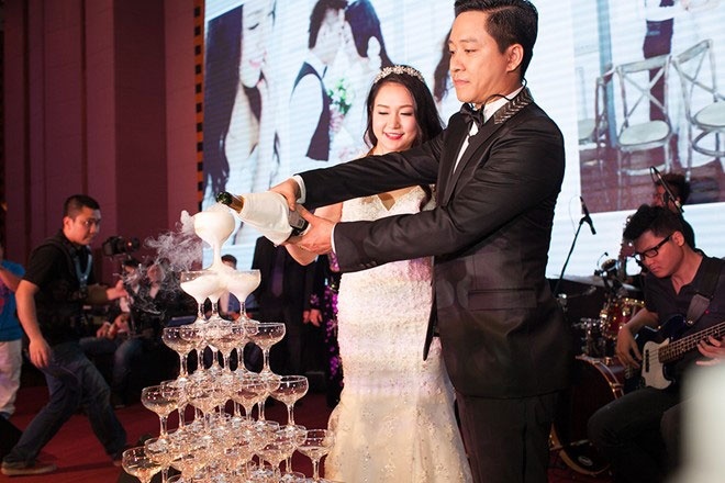 Do thân hình khá tròn trịa vì có tin vui trước ngày cưới, nên mẫu đầm đuôi cá chất liệu kim sa dày dặn vô tình để lộ khuyết điểm ngoại hình của cô dâu xinh đẹp.