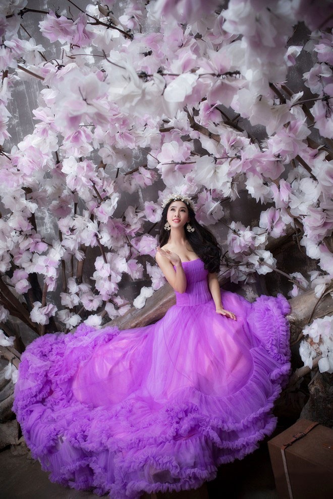 Thay vì chọn phong cách sexy thường ngày, DJ Oxy lại trở về hình ảnh cô dâu đằm thắm, dịu dàng với những bộ váy cưới màu sắc nhẹ nhàng như trắng, tím nhạt …