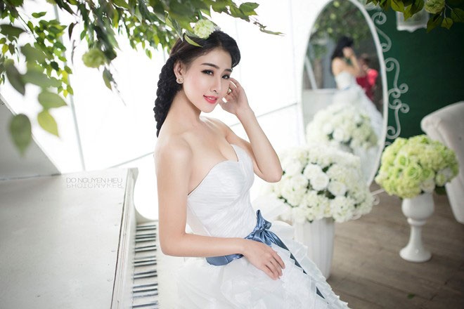 Sở hữu khuôn mặt xinh đẹp, duyên dáng, nên dù để kiểu tóc tết đơn giản và không dùng quá nhiều phụ kiện cầu kỳ, DJ Oxy vẫn rất gợi cảm và hút ánh nhìn.