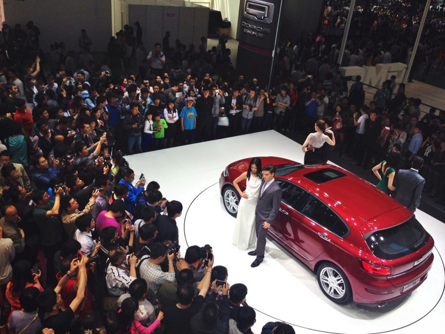 Ngành công nghiệp ô tô đang rất phát triển tại Trung Quốc, với thị trường đông dân và sức mua lớn nhất nhì thế giới. Vì vậy, để có thể tồn tại trước áp lực cạnh tranh khốc liệt, tại các buổi triển lãm xe hơi thường xuyên diễn ra khắp thành phố lớn của đại lục, nhiều hãng đã phải tận dụng đủ mọi chiêu trò để lôi kéo sự chú ý của khán giả và khách hàng, trong đó có việc tận dụng sức hút của các người mẫu ô tô.