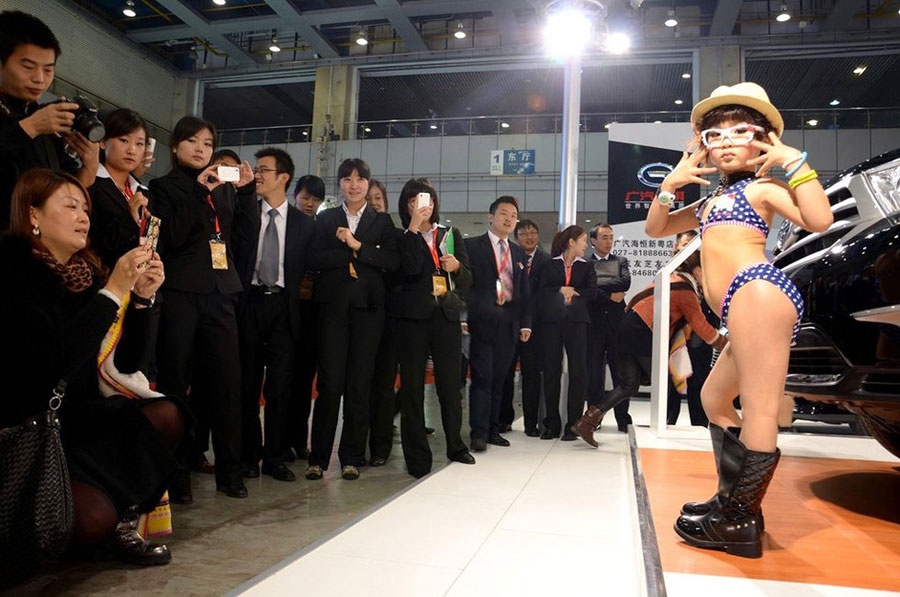 Cư dân mạng Trung Quốc đã rất phẫn nộ khi xem những bức ảnh trẻ thơ bị lạm dụng quá mức để thực hiện các chiêu trò người lớn. Trên trang Weibo đã đăng tải một lượng lớn những bức xúc của các thành viên mạng: “Không lẽ thời đại này người ta có thể dùng tiền để mua mọi thứ, kể cả tuổi thơ của trẻ nhỏ?”, hay “đạo đức không biết có còn trong xã hội này không nữa …”