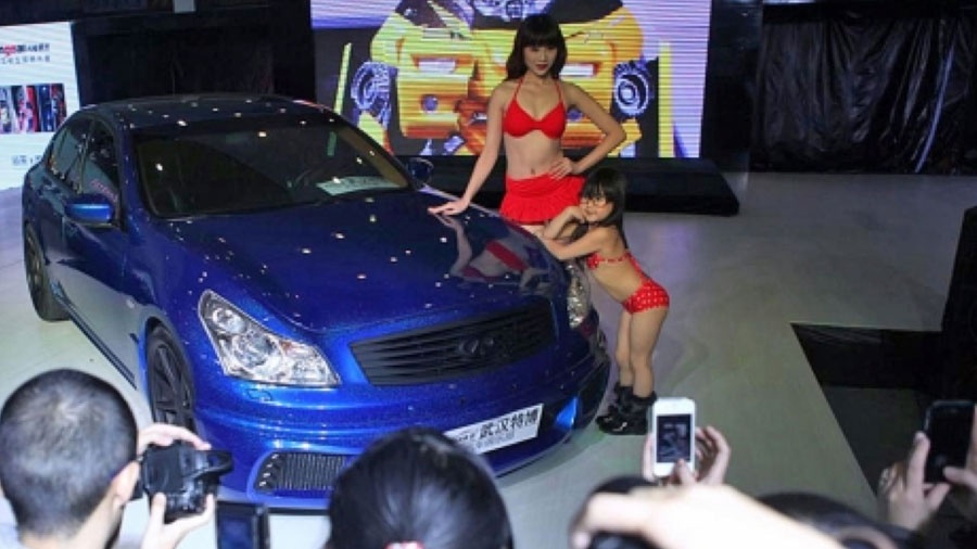 Dù Zhang Ping, giám đốc công ty thuê mướn các em cho rằng phụ huynh của những mẫu nhí này đều đã đồng ý với các thỏa thuận trước đó, bao gồm cả việc mặc bikini, nhưng dư luận vẫn không thể đồng tình với những màn trình diễn đầy phản cảm.