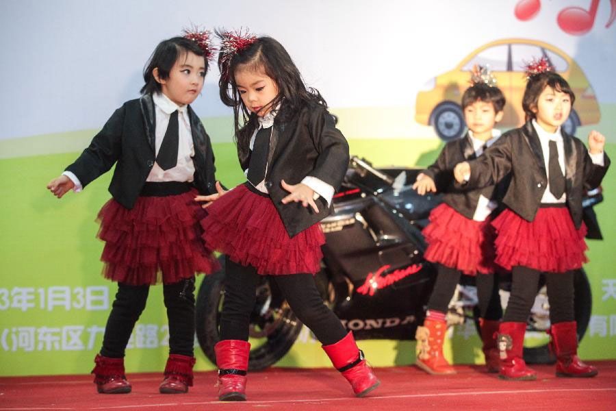 Tham gia các buổi triển lãm ô tô, các em cũng phải tạo dáng sành điệu như người lớn, hoặc nhún nhảy, ca hát để thu hút sự chú ý của khách hàng.