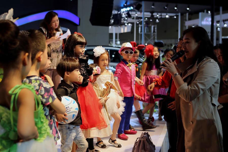 Như các đàn chị mẫu ô tô chuyên nghiệp, các mẫu nhí cũng được cha mẹ đưa đến trung tâm triển lãm sớm để trang điểm, thay trang phục và nắm rõ vị trí, cách trình diễn trên sân khấu.