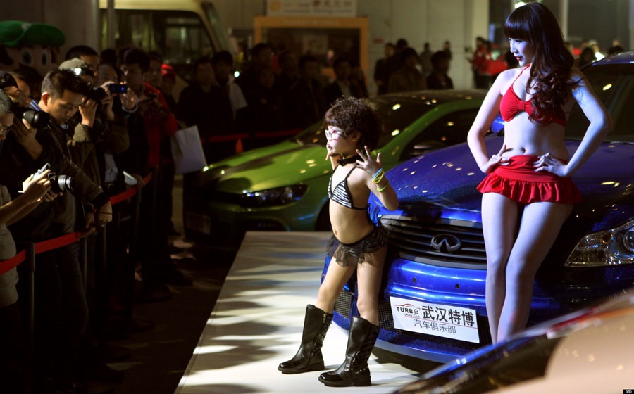 Thậm chí, để hút khách hơn nữa, nhiều công ty hoặc đơn vị tổ chức triển lãm còn yêu cầu các em phải ăn mặc “mát mẻ”, tạo dáng phản cảm … Triển lãm ô tô quốc tế Vũ Hán được tổ chức vào tháng 11/2012 đã từng bị hứng “gạch đá” từ giới truyền thông và người dân Trung Quốc khi buộc dàn mẫu nhí chưa đầy 5 tuổi mặc bikibi, uốn éo bên cạnh các đàn chị gợi cảm.