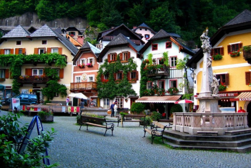 10. Hallstatt, Áo: Tọa lạc giữa hai thành phố Salzburg và Graz ở khu hồ Salzkammergut nước Áo, Hallstatt là một thị trấn nhỏ nổi tiếng khắp thế giới bởi vẻ đẹp thơ mộng và yên bình cùng với chiều dài lịch sử thú vị. Bởi vậy, Hallstatt chính là điểm đến lý tưởng cho những ai muốn được tĩnh lặng và trải nghiệm du lịch một mình.