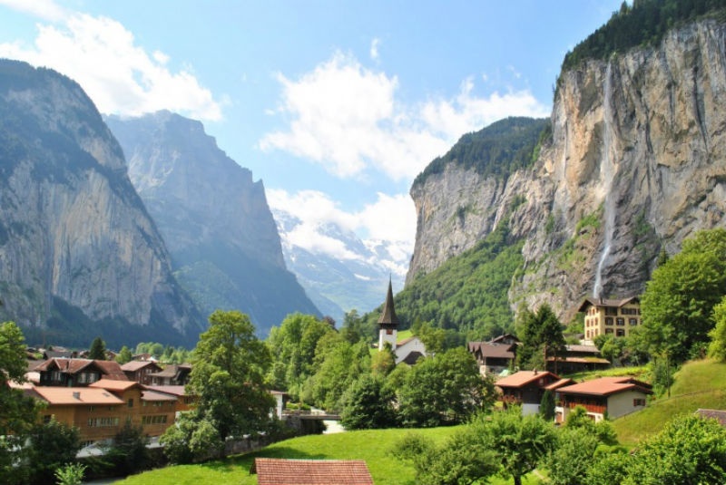 5. Interlaken, Thụy Sĩ: Interlaken được coi là một chốn thiên đường dành cho du khách với những cảnh quan thiên nhiên hùng vĩ cùng không khí vô cùng trong lành nơi đây. Những danh lam thắng cảnh tuyệt đẹp cùng truyền thống văn hóa và các dịch vụ giá rẻ sẽ khiến du khách hài lòng trong chuyến viếng thăm vùng đất này.