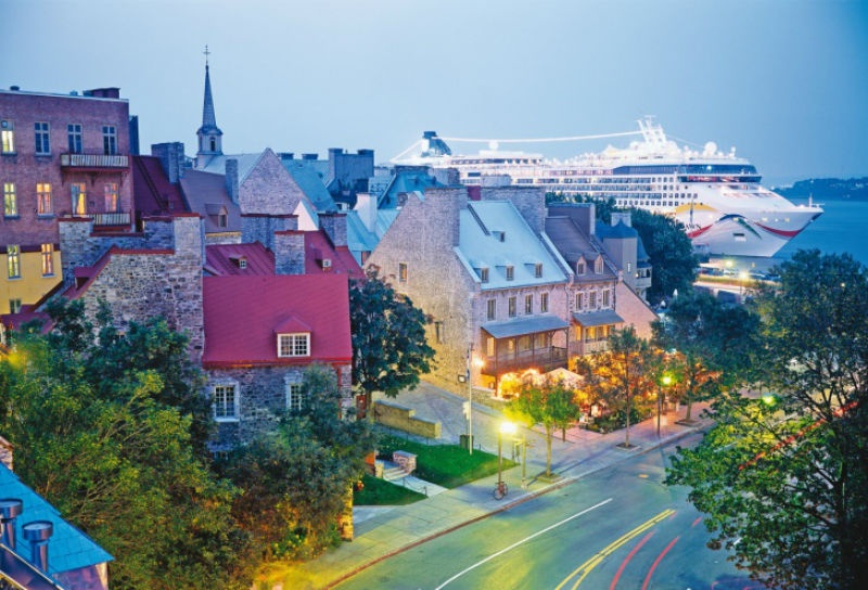 8. Thành phố Quebec, Canada: Tọa lạc bên dòng sông Saint Laurent, thành phố Quebec thu hút khách du lịch bởi nét duyên dáng tuyệt vời của những con đường đá sỏi yên tĩnh và những pháo đài cổ kính. Đây chính là lựa chọn hoàn hảo cho những ai muốn được có được khoảng thời gian và không gian tĩnh lặng cho riêng mình. 